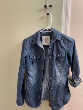 SO Washed Denim Button-Front Shirt in Blue